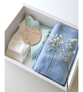 Set Cadou Premium pentru Bebeluși - Păturică Acrilic, Body Bumbac, Decorațiune Lemn, Batistă Muselină, Bavetică Reglabilă și Păturică Muselină