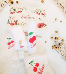 Set botez fetițe Ana Cireșe cu rochiță, trusou, cutie și lumânare